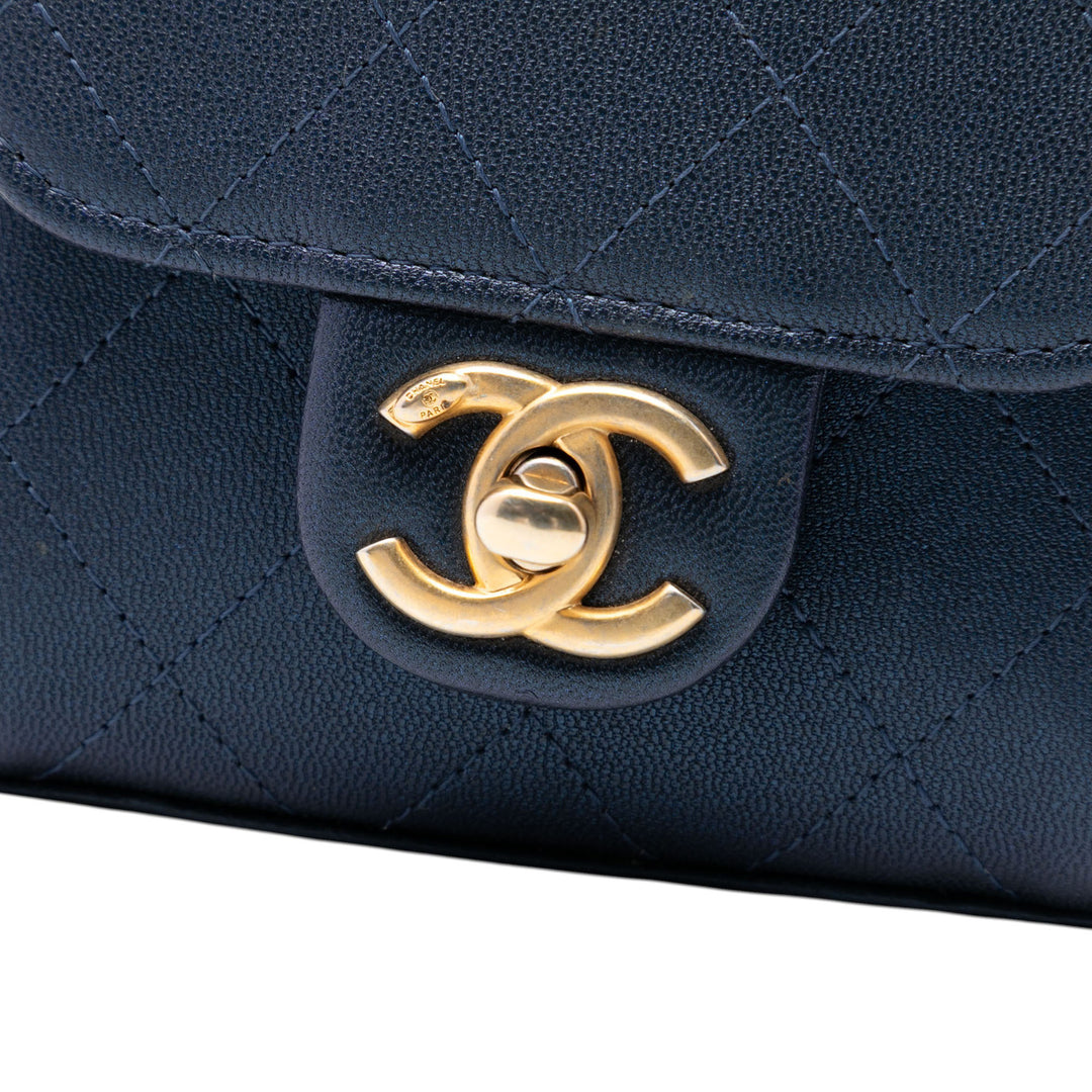 Chanel Mini Matelassé Cuir de chèvre Vertical Chic Perles à rabat Pochette avec chaîne