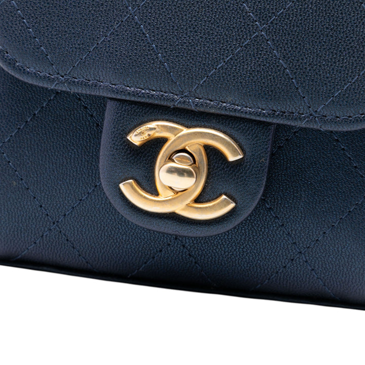 Chanel Mini Matelassé Cuir de chèvre Vertical Chic Perles à rabat Pochette avec chaîne