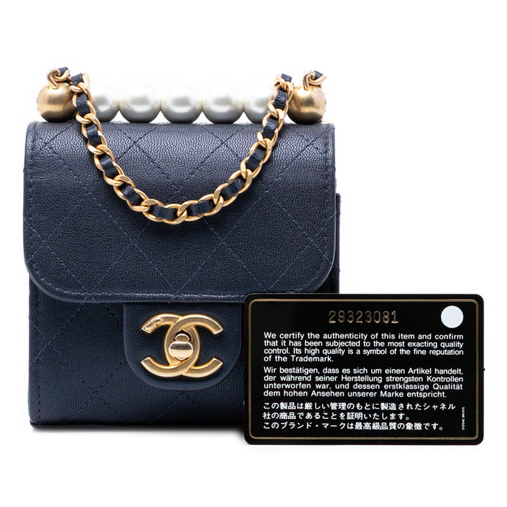 Chanel Mini Matelassé Cuir de chèvre Vertical Chic Perles à rabat Pochette avec chaîne