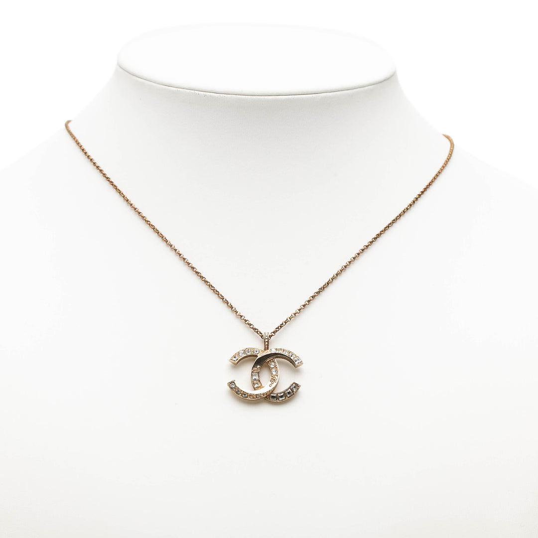 Chanel plaqué CC Cristal Pendant Collier