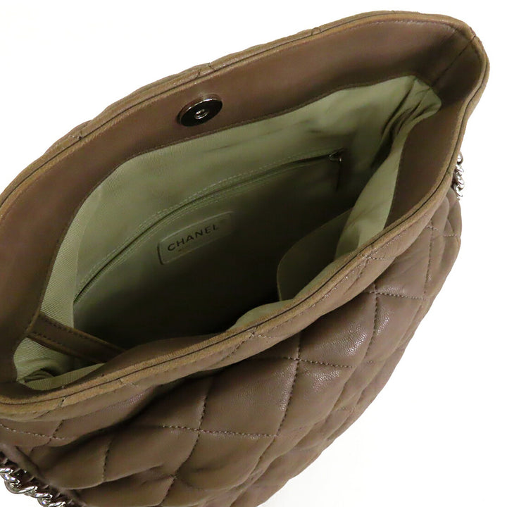 Chanel Matelassé Washed Cuir d'agneau Sac rond à chaîne Hobo