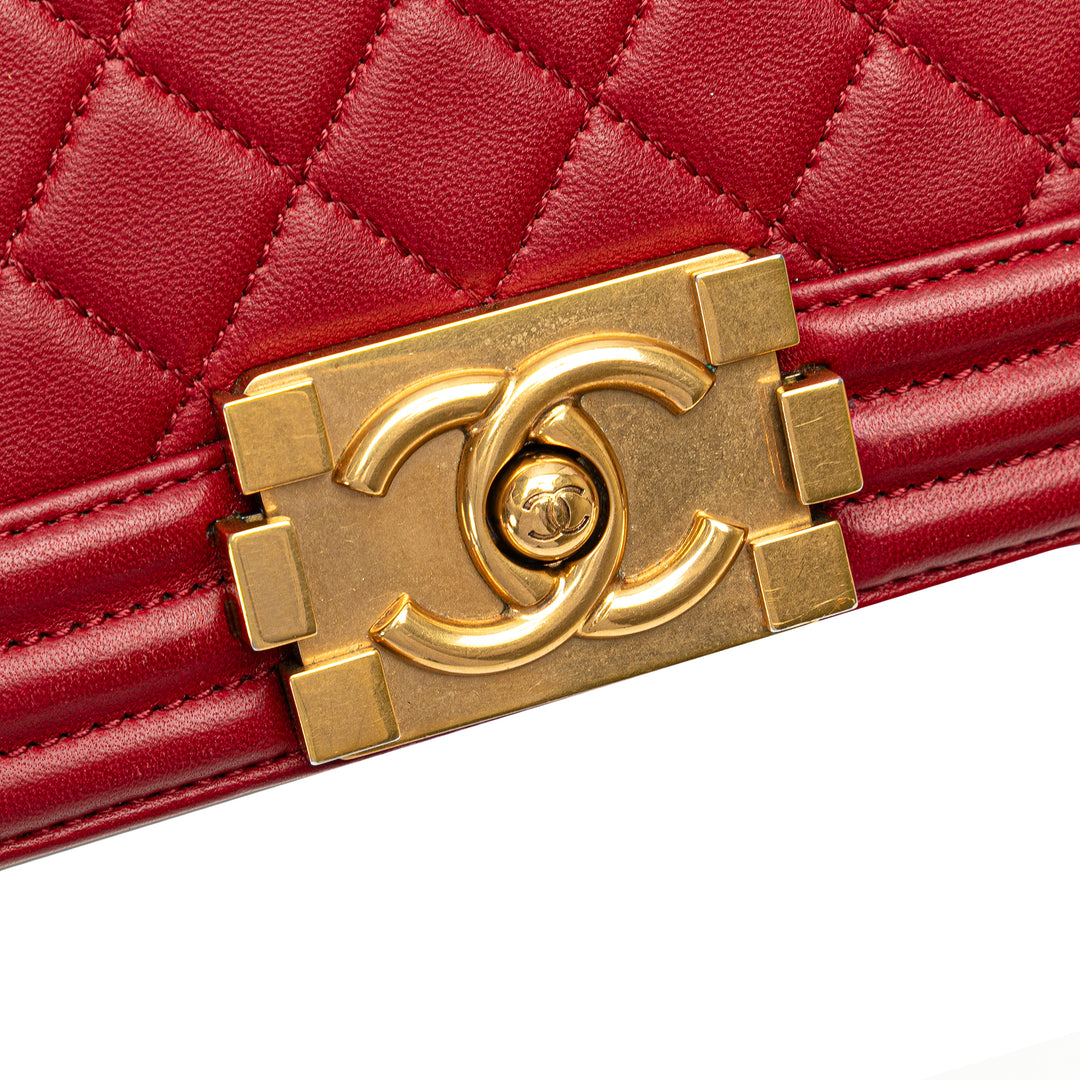 Chanel Matelassé Boy à rabat Moyen Cuir d'agneau Rouge – vue 8 – GABY PARIS