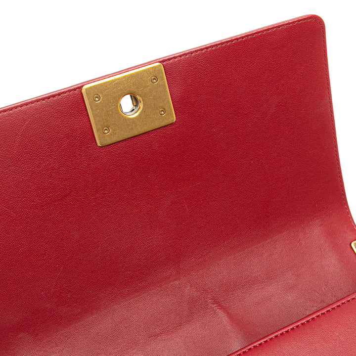 Chanel Matelassé Boy à rabat Moyen Cuir d'agneau Rouge – vue 9 – GABY PARIS
