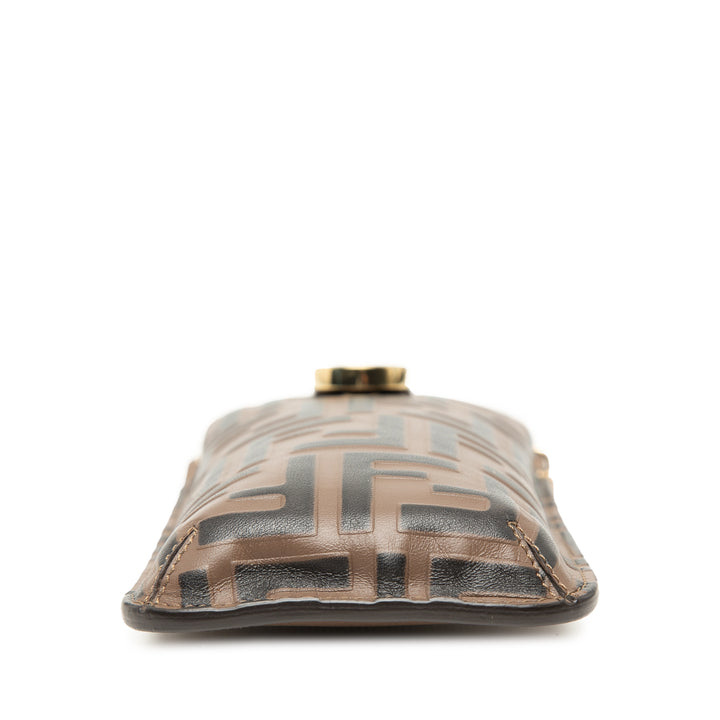 Fendi FF 1974 embossé Cuir Phone Pochette avec chaîne
