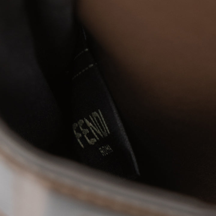 Fendi FF 1974 embossé Cuir Phone Pochette avec chaîne