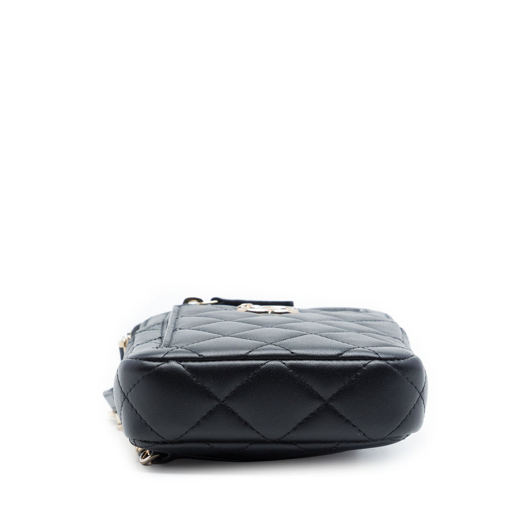 Chanel CC Matelassé Cuir d’agneau Phone Holder avec chaîne
