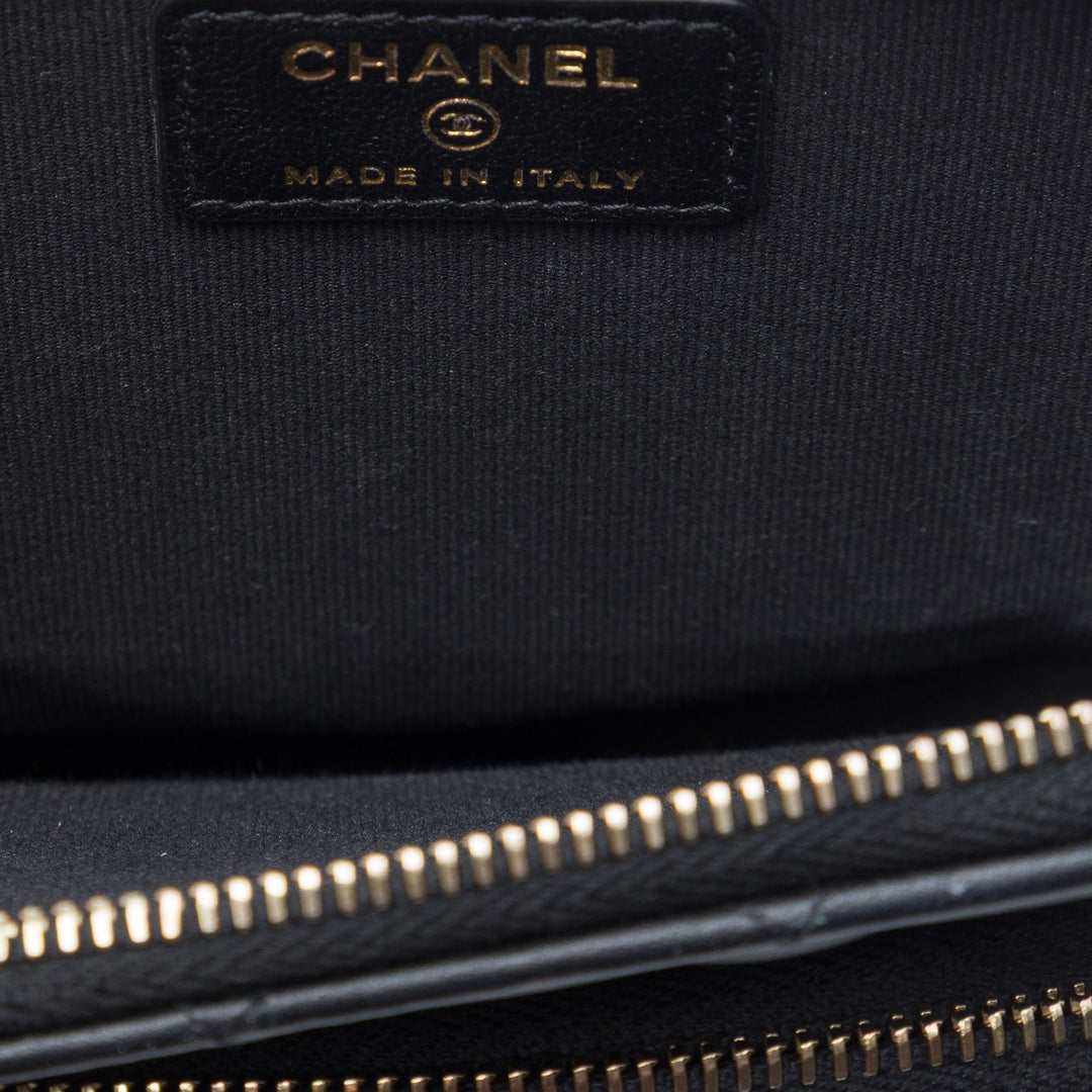 Chanel CC Matelassé Cuir d’agneau Phone Holder avec chaîne