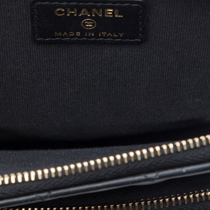 Chanel CC Matelassé Cuir d’agneau Phone Holder avec chaîne