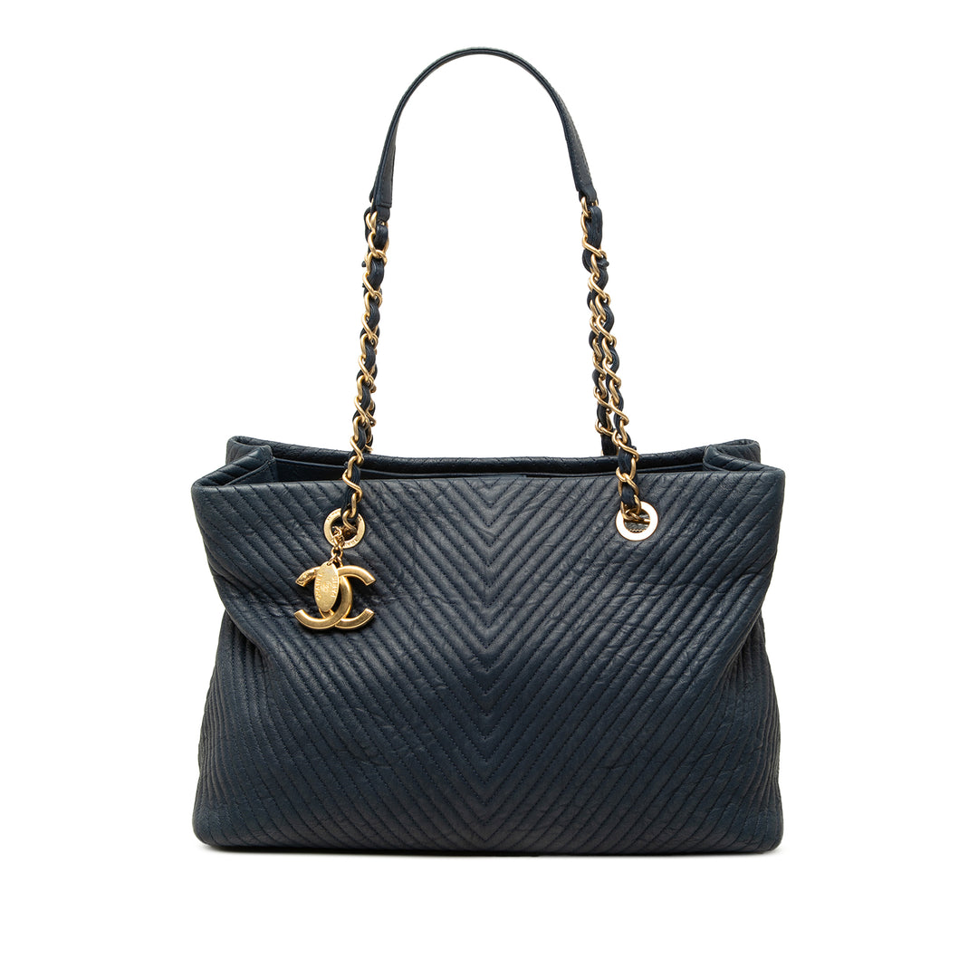 Chanel Cabas Chevron Wrinkled Medallion Charm Moyen Cuir de veau Bleu – vue principale – GABY PARIS