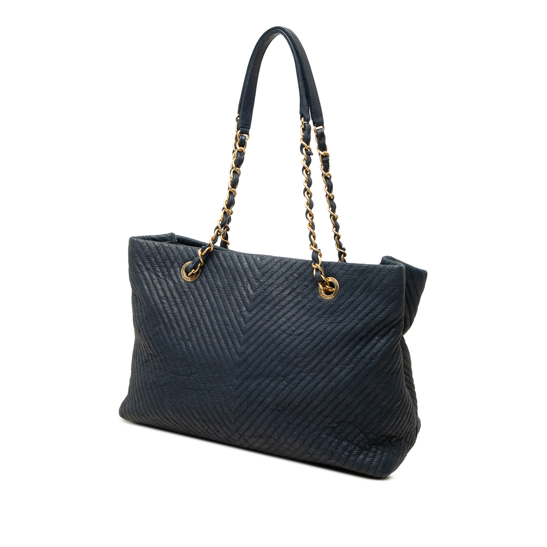 Chanel Cabas Chevron Wrinkled Medallion Charm Moyen Cuir de veau Bleu – vue 2 – GABY PARIS