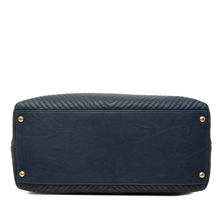 Chanel Cabas Chevron Wrinkled Medallion Charm Moyen Cuir de veau Bleu – vue 3 – GABY PARIS