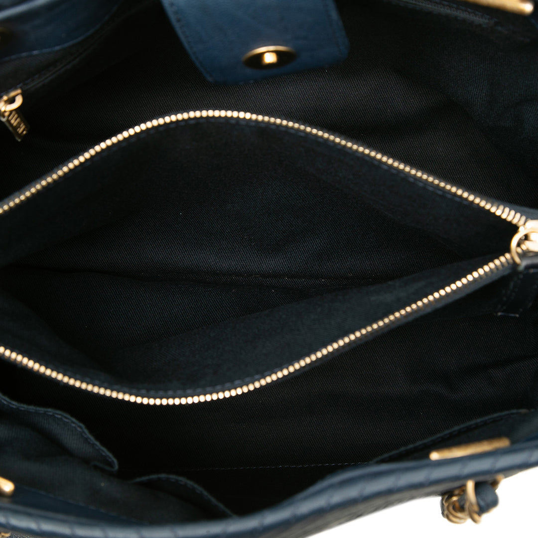 Chanel Cabas Chevron Wrinkled Medallion Charm Moyen Cuir de veau Bleu – vue 4 – GABY PARIS