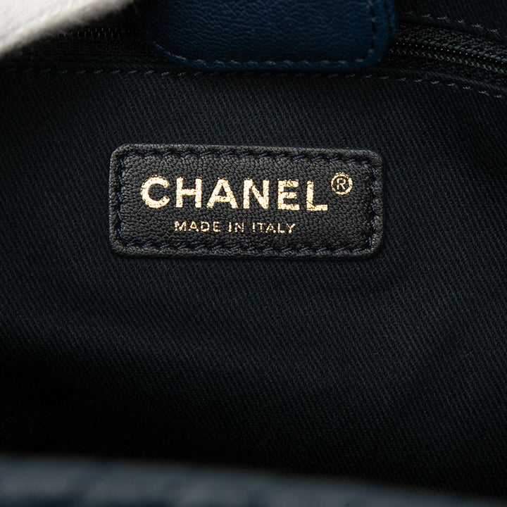 Chanel Cabas Chevron Wrinkled Medallion Charm Moyen Cuir de veau Bleu – vue 5 – GABY PARIS