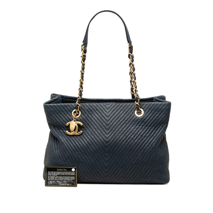 Chanel Cabas Chevron Wrinkled Medallion Charm Moyen Cuir de veau Bleu – vue 7 – GABY PARIS