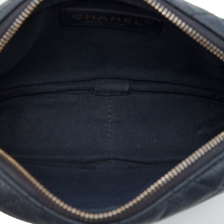 Chanel Matelassé Coco Pompon Camera Étui Mini Cuir caviar Noir – vue 4 – GABY PARIS