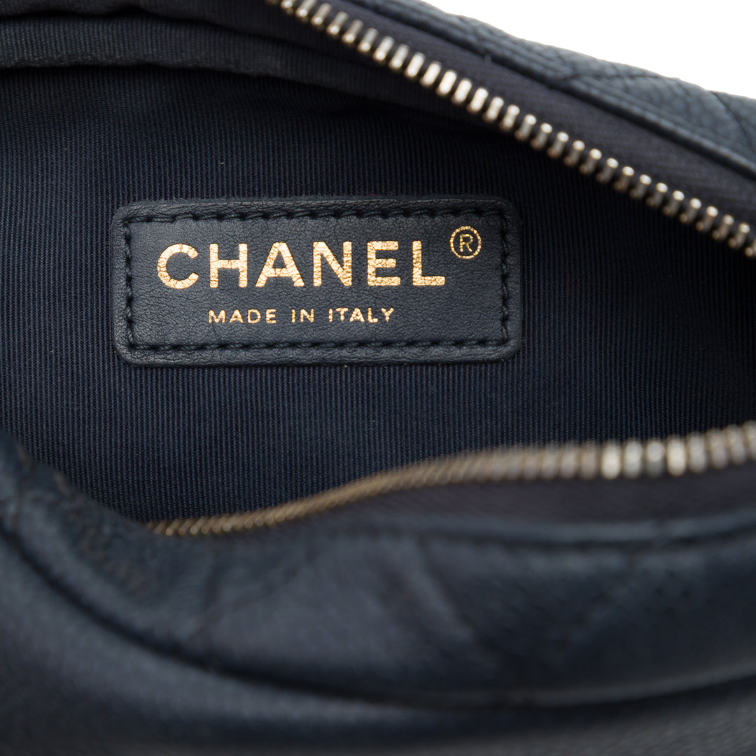 Chanel Matelassé Coco Pompon Camera Étui Mini Cuir caviar Noir – vue 5 – GABY PARIS