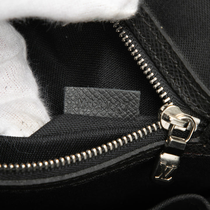 Louis Vuitton Taiga Alexei Messenger