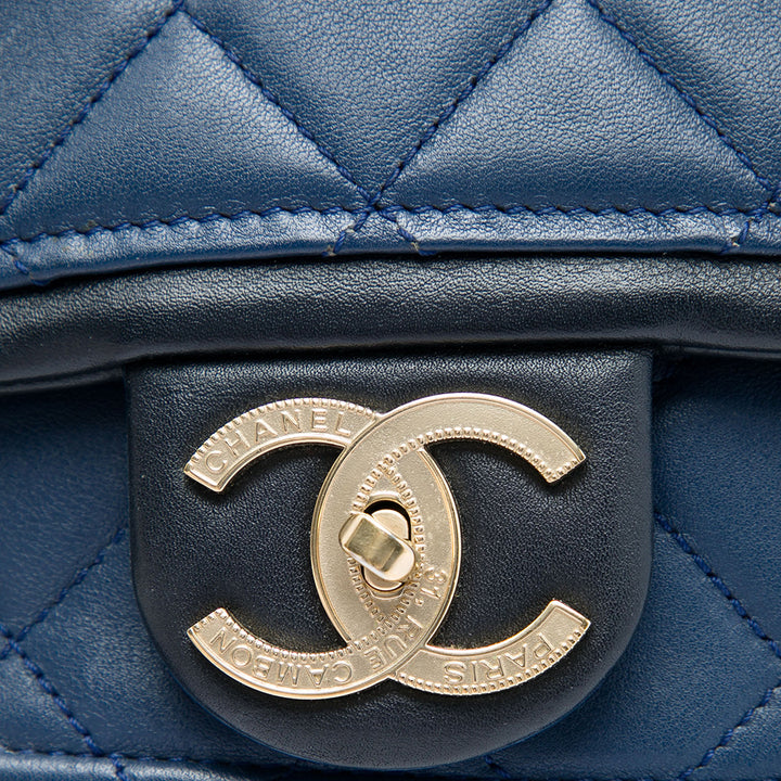 Chanel Mini Square Cuir de veau Graphic à rabat