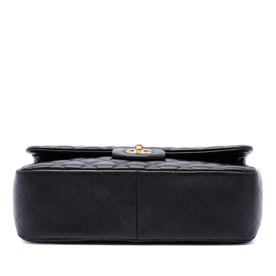 Chanel Sac porté épaule Classic Double rabat Jumbo Cuir d'agneau Noir – vue 3 – GABY PARIS