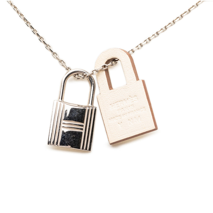 Hermès Palladium plaqué et Swift O Kelly Pendant Collier