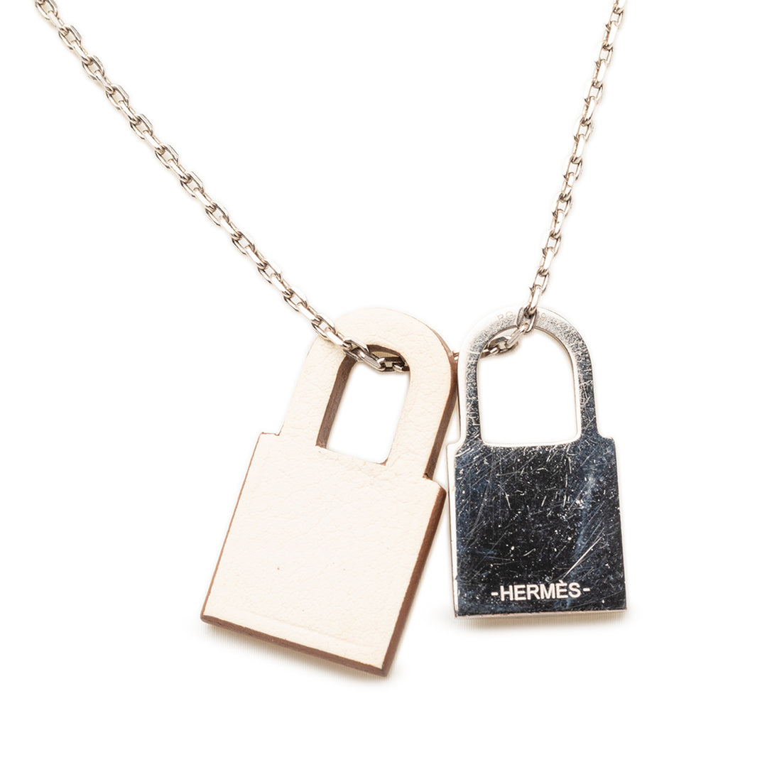 Hermès Palladium plaqué et Swift O Kelly Pendant Collier