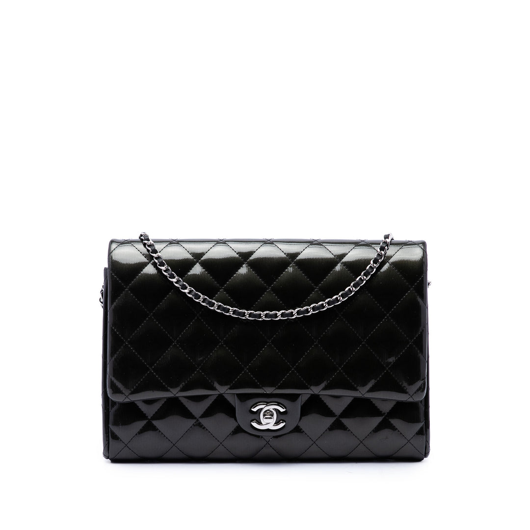 Chanel CC Matelassé Striated à rabat Pochette avec chaîne Noir – vue principale – GABY PARIS