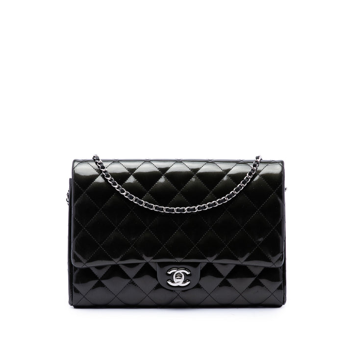 Chanel CC Matelassé Striated à rabat Pochette avec chaîne Noir – vue principale – GABY PARIS