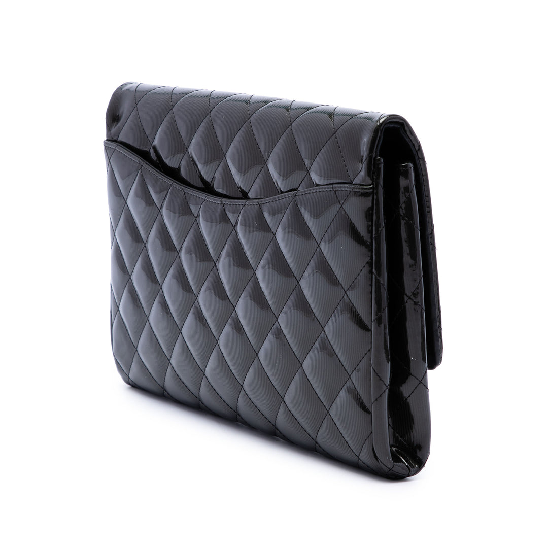 Chanel CC Matelassé Striated à rabat Pochette avec chaîne Noir – vue 2 – GABY PARIS