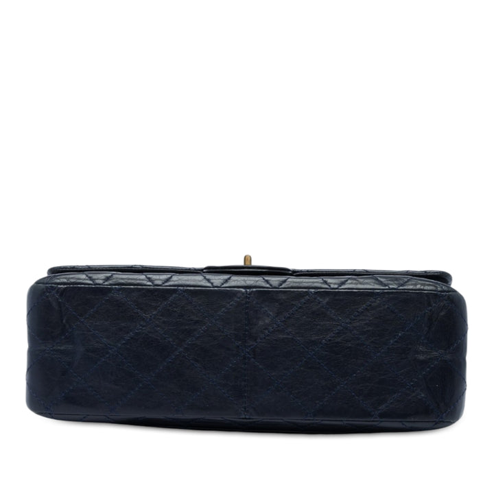 Chanel Sac porté épaule Matelassé vieilli Reissue 2.55 Double rabat 227 Cuir de veau Bleu – vue 3 – GABY PARIS