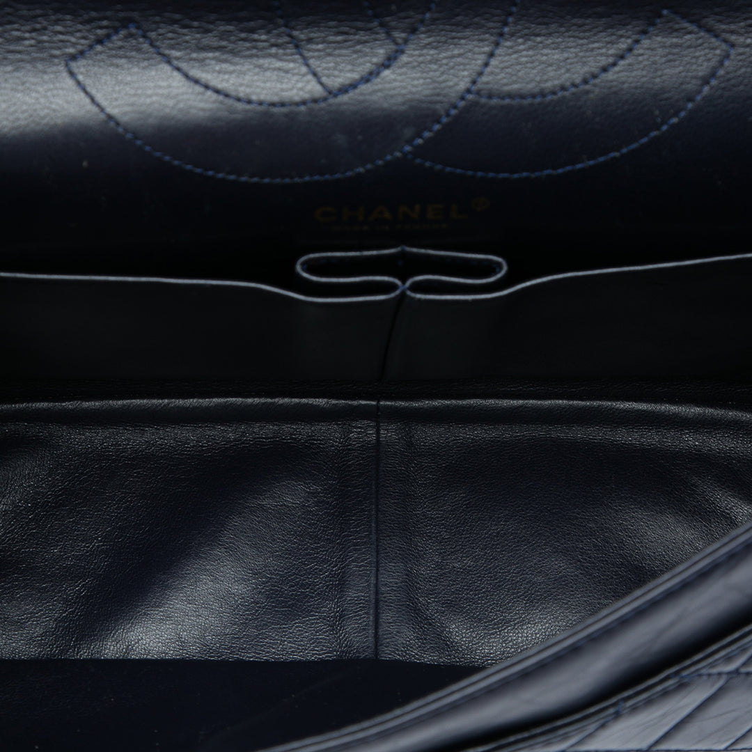 Chanel Sac porté épaule Matelassé vieilli Reissue 2.55 Double rabat 227 Cuir de veau Bleu – vue 4 – GABY PARIS