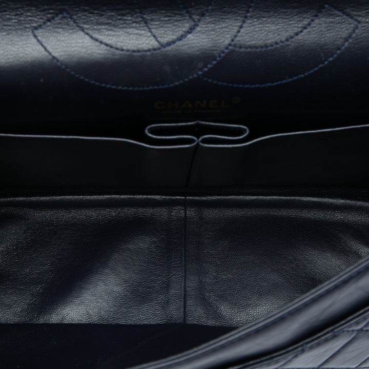 Chanel Sac porté épaule Matelassé vieilli Reissue 2.55 Double rabat 227 Cuir de veau Bleu – vue 4 – GABY PARIS