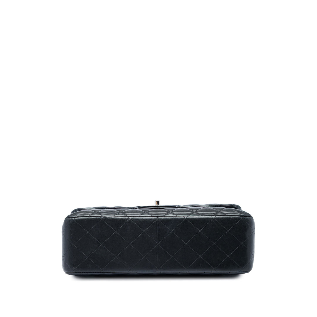 Chanel Sac porté épaule Classic Double rabat Jumbo Cuir d'agneau Noir – vue 3 – GABY PARIS