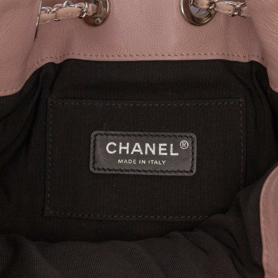 Chanel CC Matelassé Cuir d’agneau Cuba Drawstring Bucket Sac – GABY PARIS Authentique