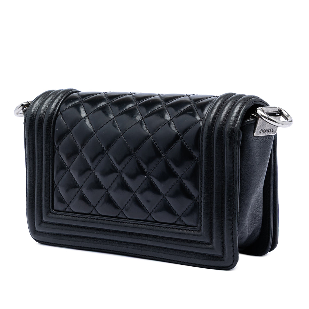 Chanel Paris Bombay Small Matelassé Cuir verni Medallion Embellished Boy à rabat