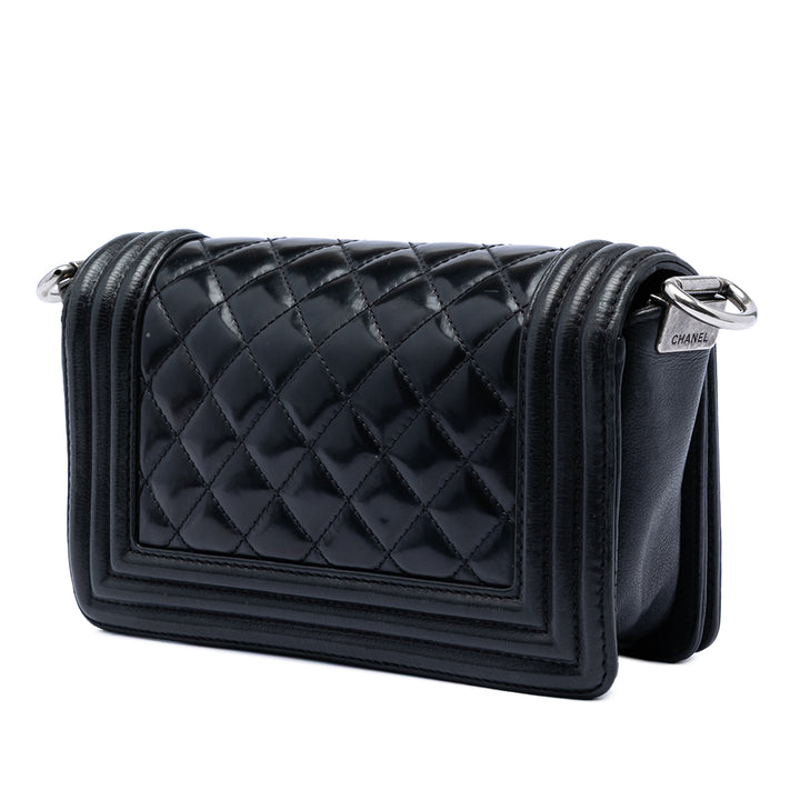 Chanel Paris Bombay Small Matelassé Cuir verni Medallion Embellished Boy à rabat