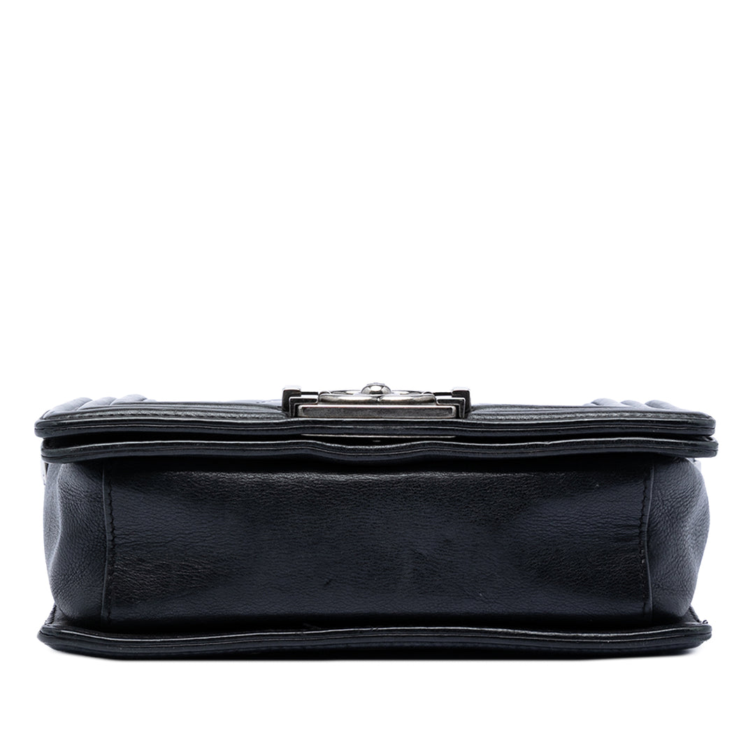 Chanel Paris Bombay Small Matelassé Cuir verni Medallion Embellished Boy à rabat