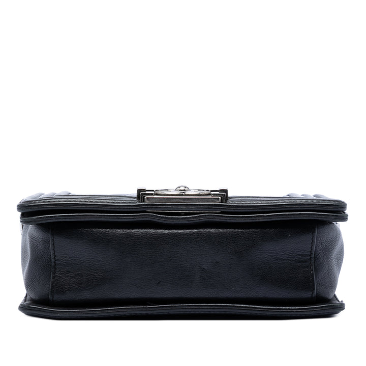 Chanel Paris Bombay Small Matelassé Cuir verni Medallion Embellished Boy à rabat