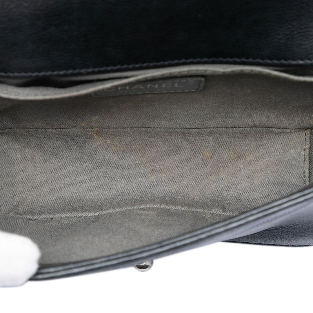 Chanel Paris Bombay Small Matelassé Cuir verni Medallion Embellished Boy à rabat