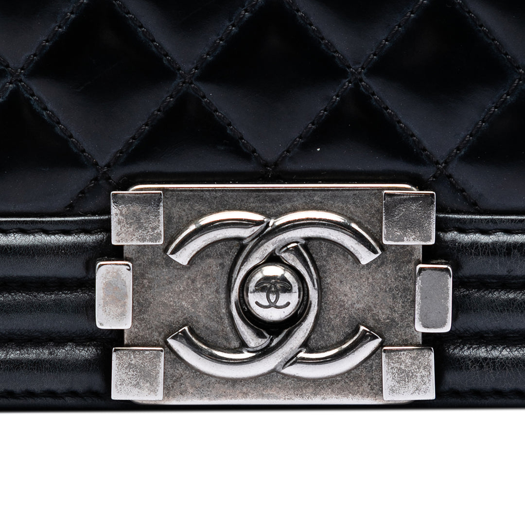 Chanel Paris Bombay Small Matelassé Cuir verni Medallion Embellished Boy à rabat