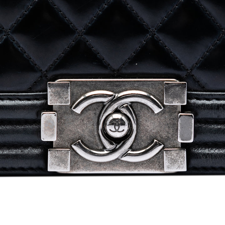 Chanel Paris Bombay Small Matelassé Cuir verni Medallion Embellished Boy à rabat