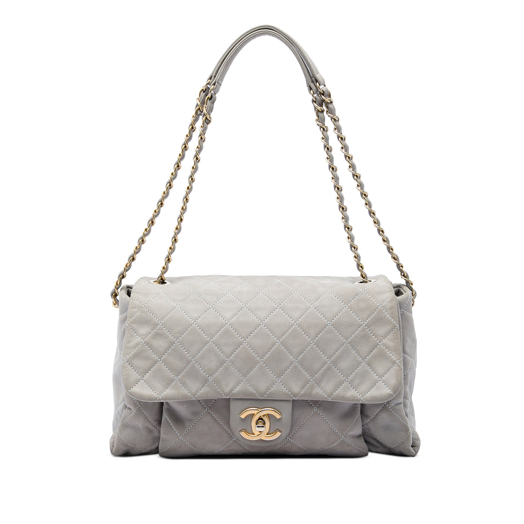 Chanel Sac porté épaule Matelassé Irisé Chic Quilt à rabat Grand Cuir de veau Gris – vue principale – GABY PARIS