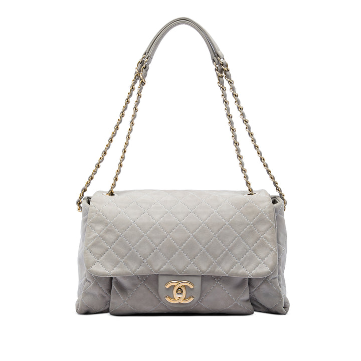 Chanel Sac porté épaule Matelassé Irisé Chic Quilt à rabat Grand Cuir de veau Gris – vue principale – GABY PARIS