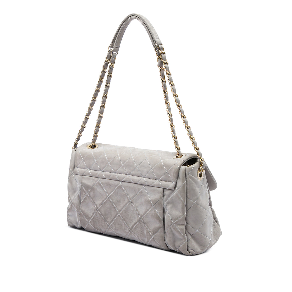 Chanel Sac porté épaule Matelassé Irisé Chic Quilt à rabat Grand Cuir de veau Gris – vue 2 – GABY PARIS