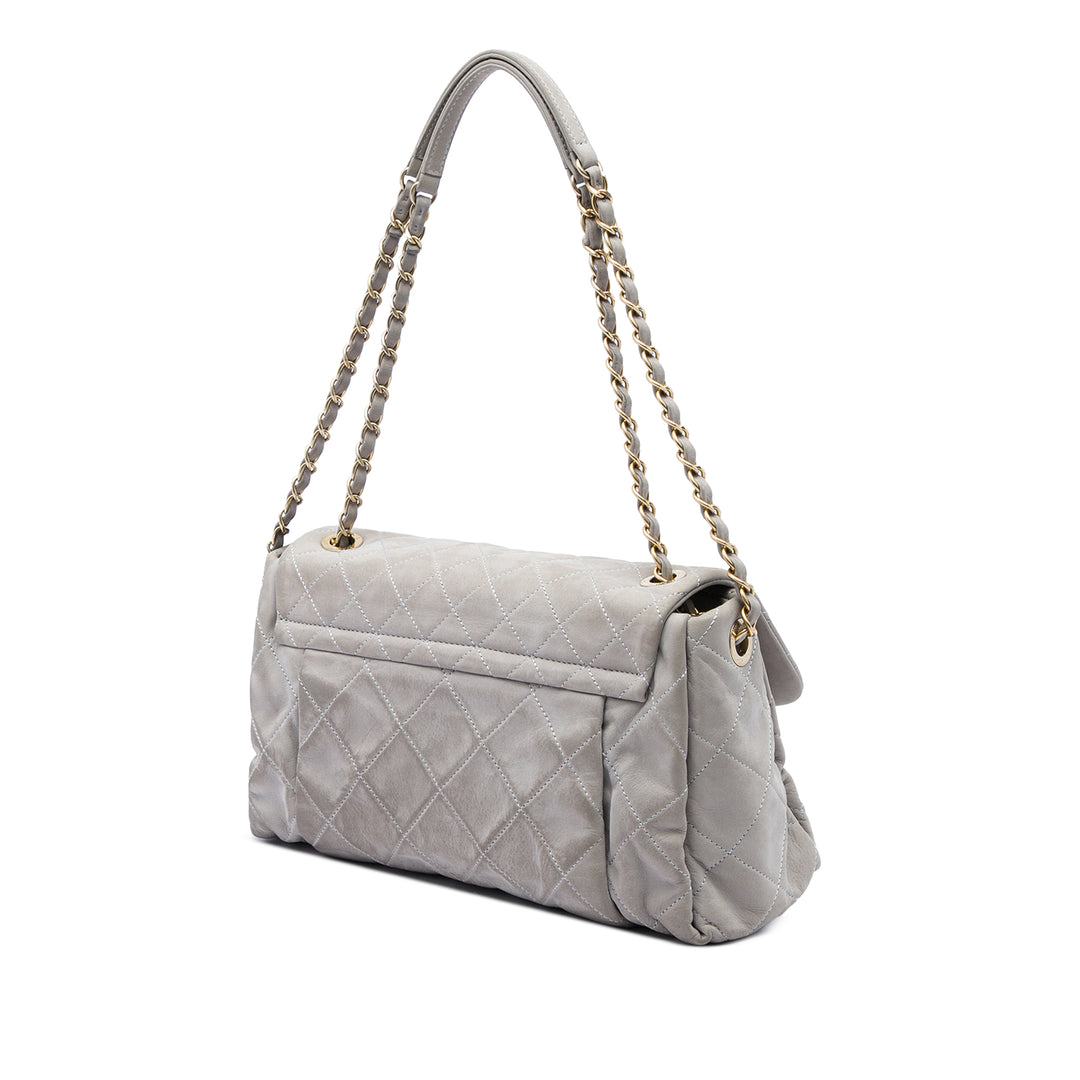 Chanel Sac porté épaule Matelassé Irisé Chic Quilt à rabat Grand Cuir de veau Gris – vue 2 – GABY PARIS