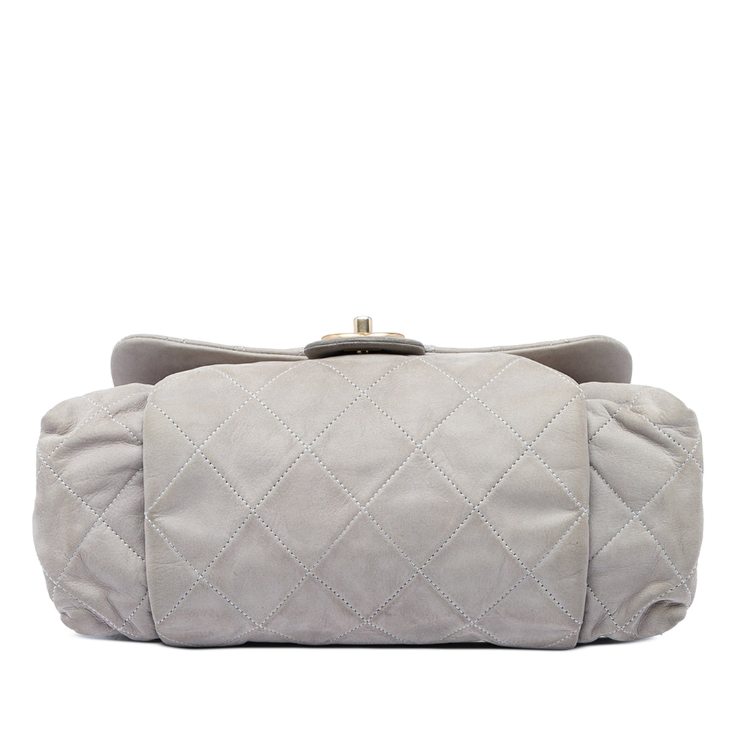 Chanel Sac porté épaule Matelassé Irisé Chic Quilt à rabat Grand Cuir de veau Gris – vue 3 – GABY PARIS