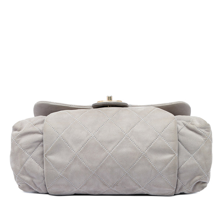 Chanel Sac porté épaule Matelassé Irisé Chic Quilt à rabat Grand Cuir de veau Gris – vue 3 – GABY PARIS