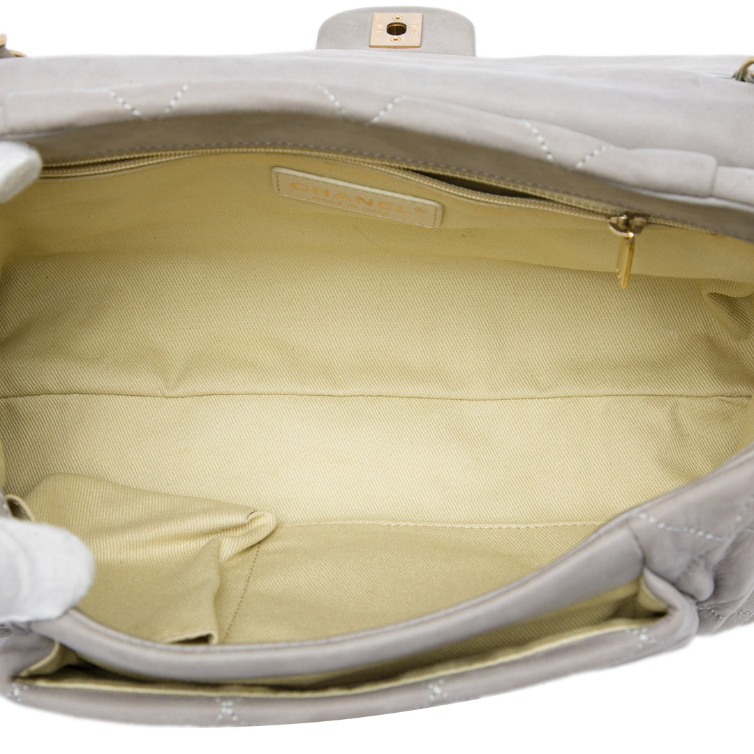Chanel Sac porté épaule Matelassé Irisé Chic Quilt à rabat Grand Cuir de veau Gris – vue 4 – GABY PARIS