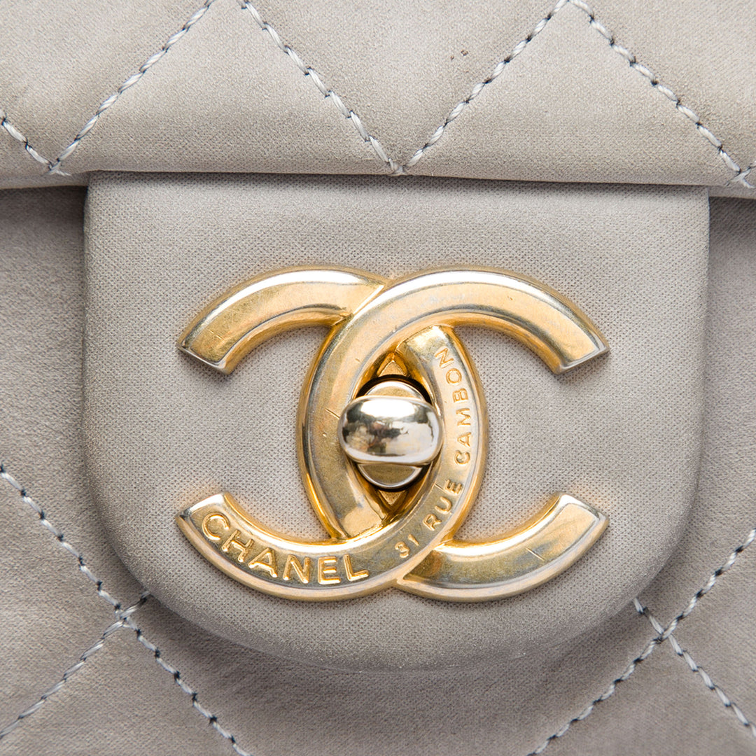 Chanel Sac porté épaule Matelassé Irisé Chic Quilt à rabat Grand Cuir de veau Gris – vue 5 – GABY PARIS