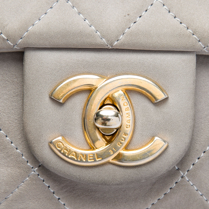 Chanel Sac porté épaule Matelassé Irisé Chic Quilt à rabat Grand Cuir de veau Gris – vue 5 – GABY PARIS