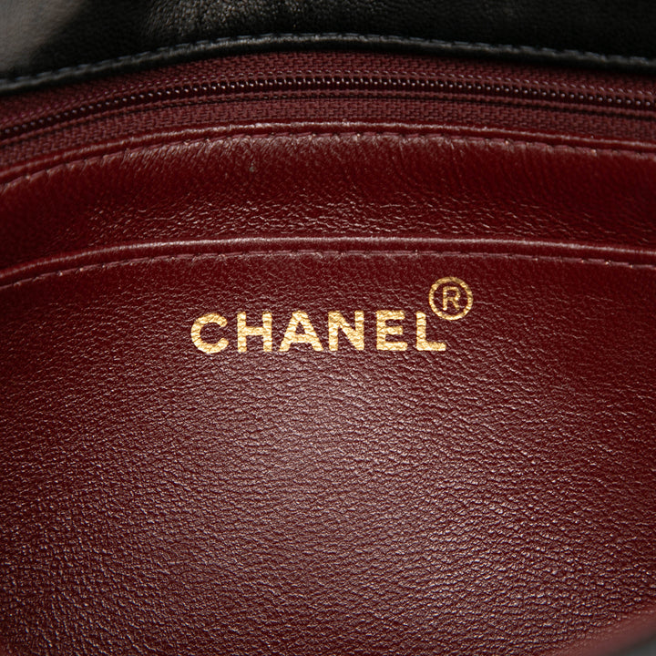 Chanel Medium Vertical Matelassé Cuir d’agneau Mademoiselle Sac porté croisé
